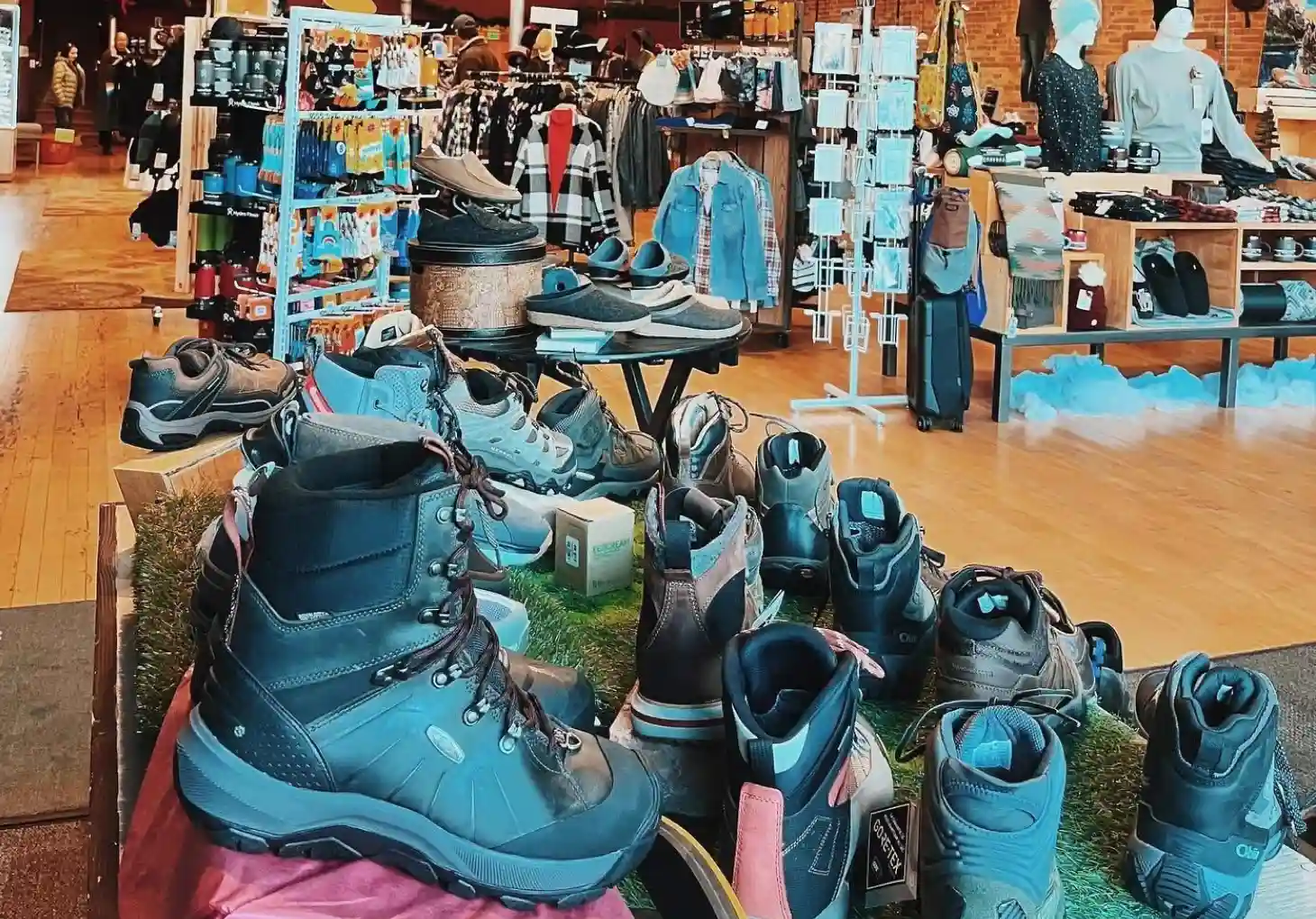 L'intérieur d'un magasin montrant des étalages de chaussures de sport et de plein air