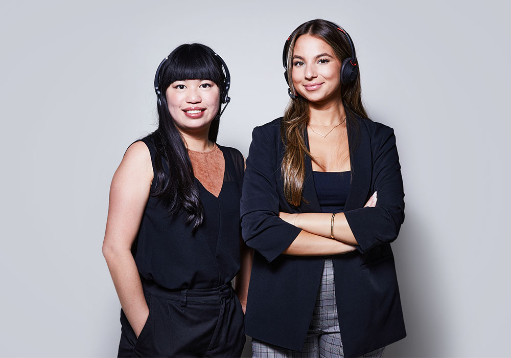 Deux chargés de support en communication avec des clients.
