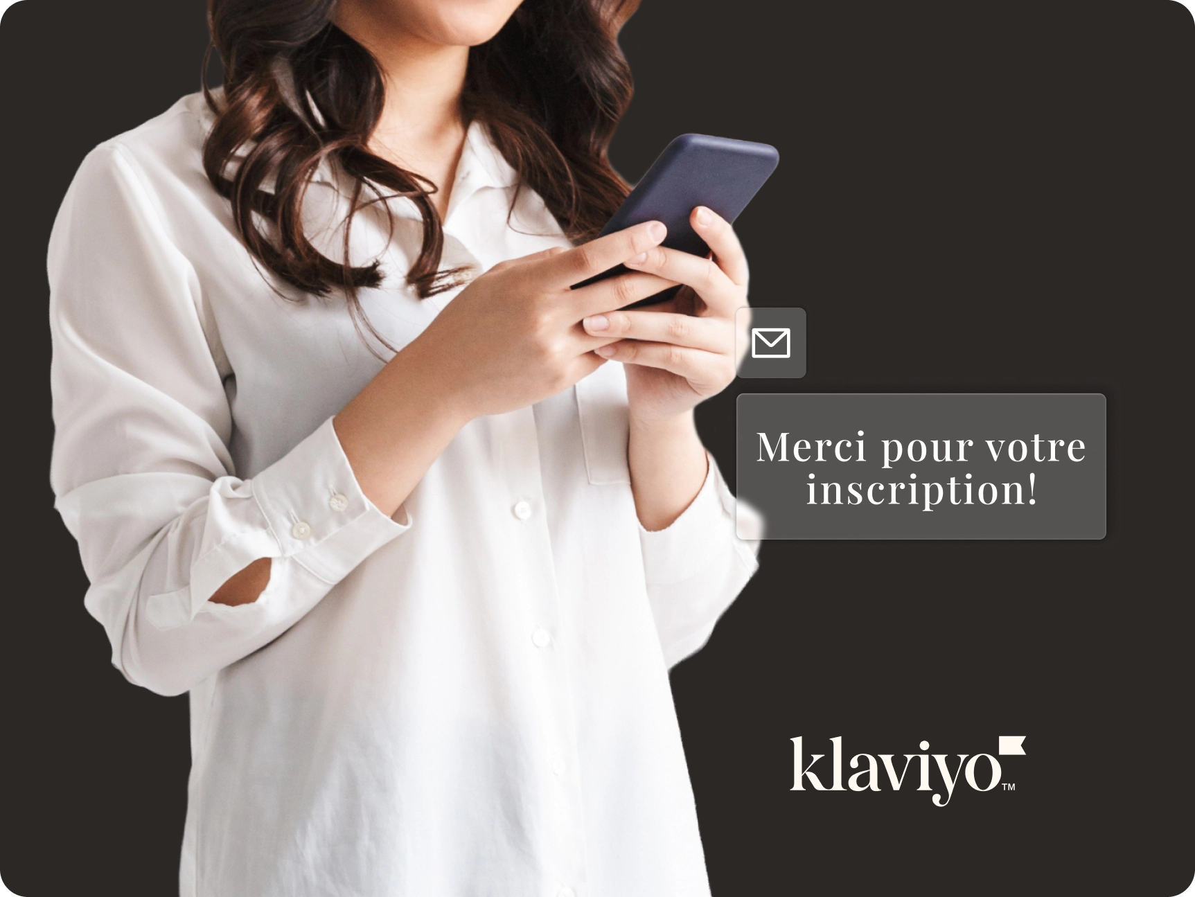 Femme qui regarde son téléphone pour lire un texto.